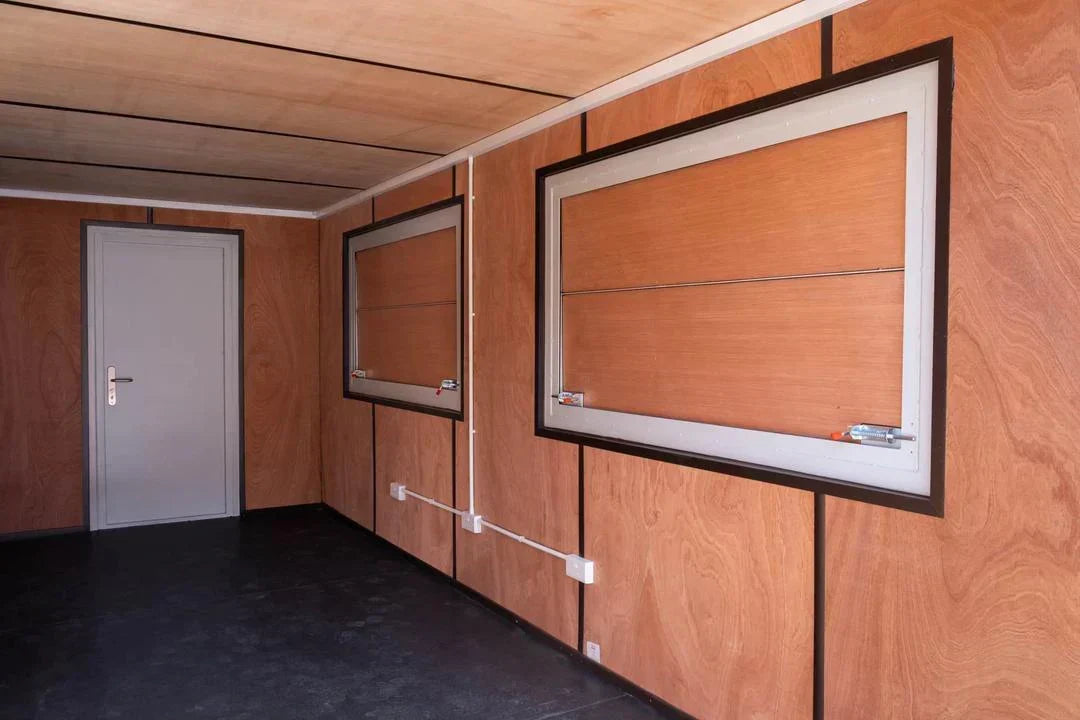 20-Fuß-Seecontainer mit doppelter Serviceklappe Ref. 7897